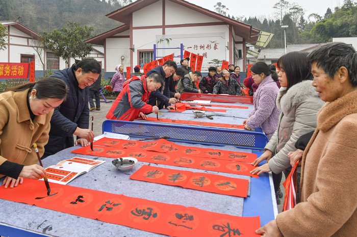 志愿者在彭家乡观音村为群众义务书写春联和“福”字_副本.jpg
